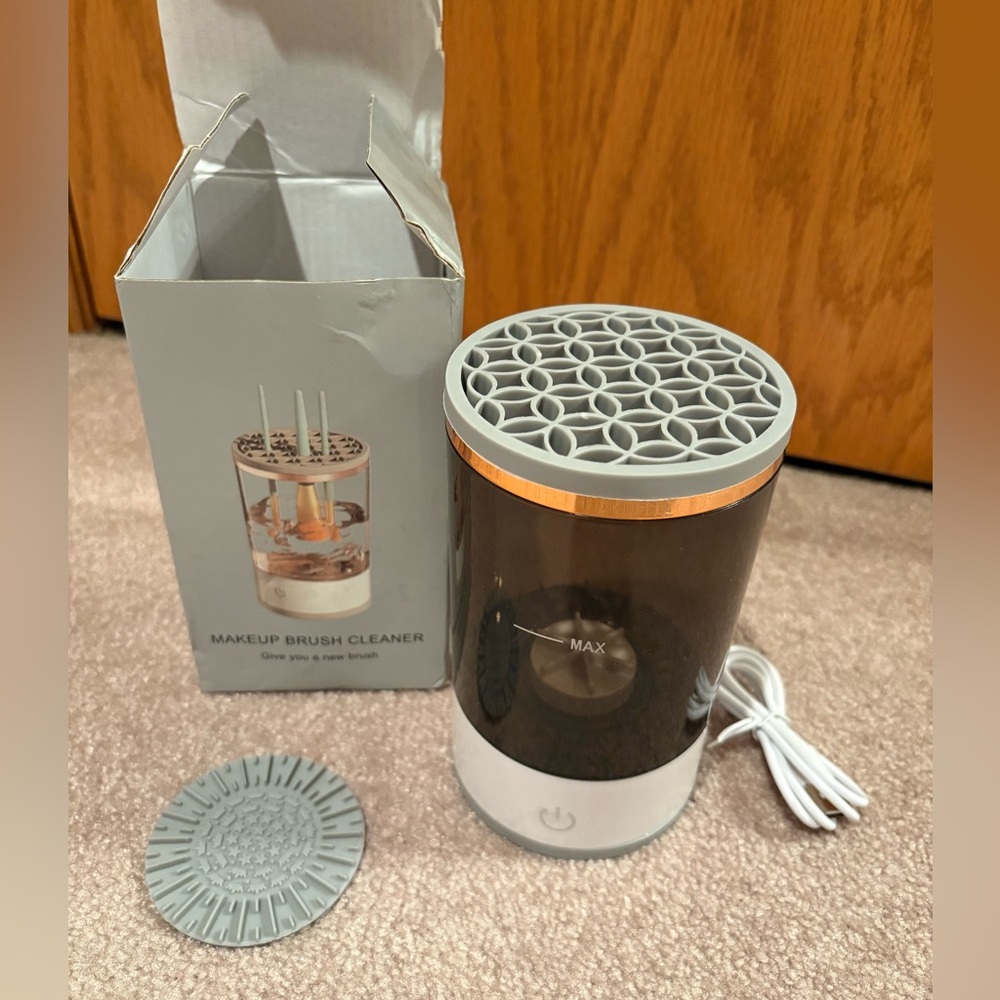 Automatic makeup brush cleaner